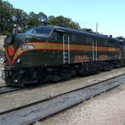 A train on the railway tracks
Description automatically generated with medium confidence