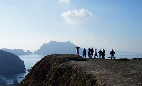picture of people looking over a cliff