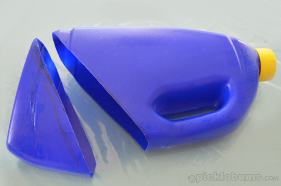 make a plastic bottle sand scoop