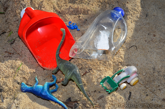 make a sand scoop