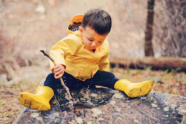 Playing with Stick in Water, Photo by Gaby, on Instaram @gabythompsonn